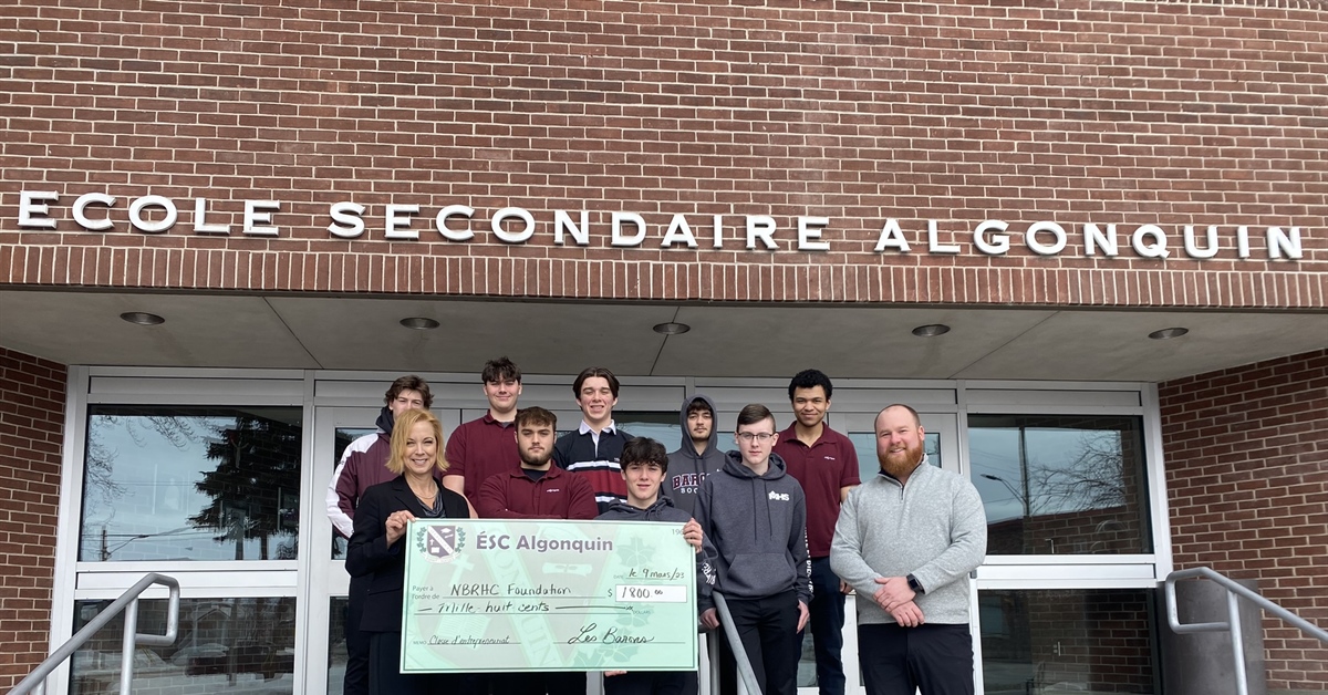 Les Barons de l’École secondaire catholique Algonquin recueillent et versent 1800 $ à la...