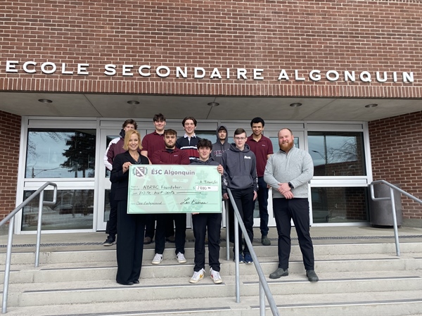 Les Barons de l’École secondaire catholique Algonquin recueillent et versent 1800 $ à la Fondation du Centre régional de santé de North Bay