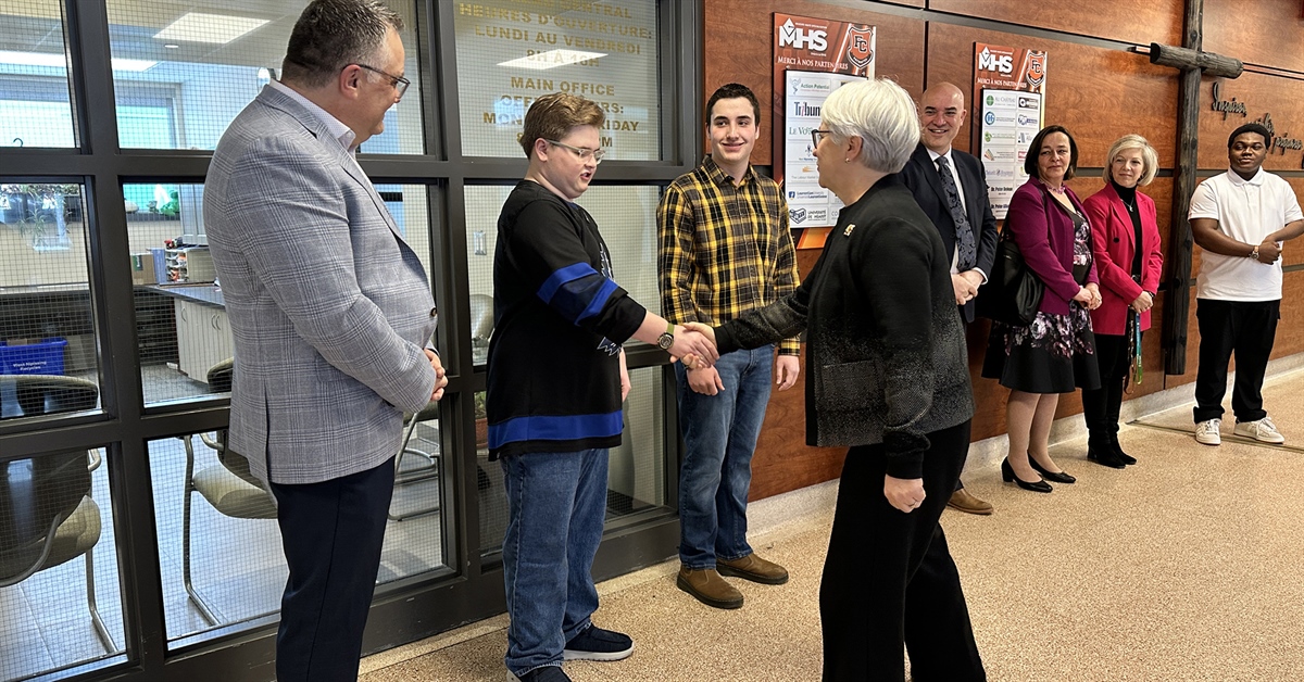 Les élèves au coeur d’une visite inspirante avec Son Honneur Édith Dumont