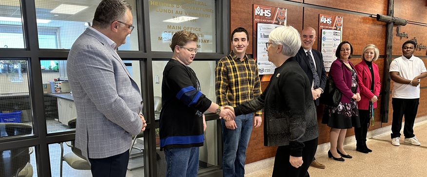 Les élèves au coeur d’une visite inspirante avec Son Honneur Édith Dumont