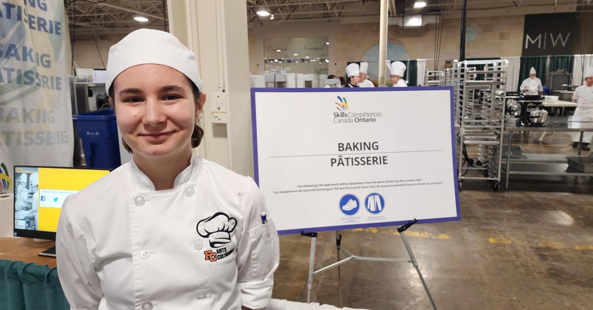 Une élève de l’École secondaire catholique Franco-Cité remporte l’or en pâtisserie à Compétences Ontario