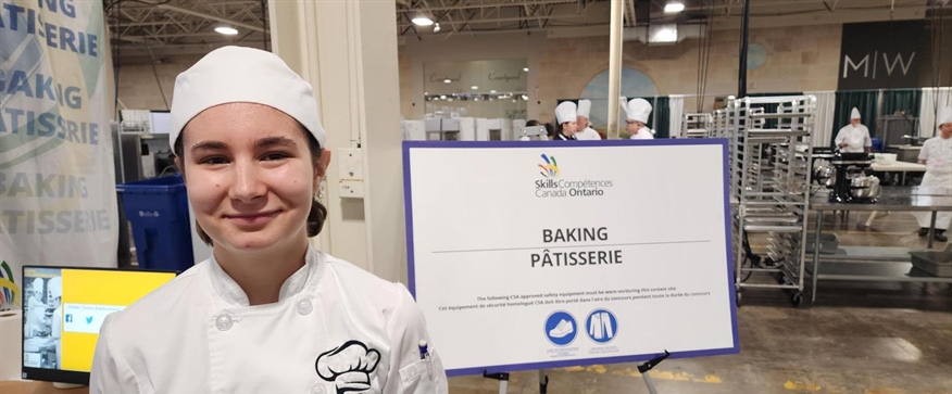 Une élève de l’École secondaire catholique Franco-Cité remporte l’or en pâtisserie à Compétences Ontario
