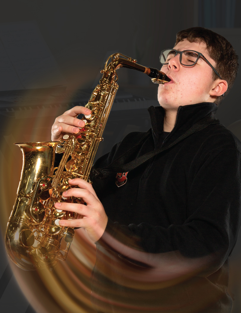 Élève qui joue au saxophone